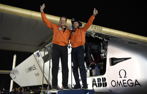 Avião Solar Impulse 2 completa volta ao mundo