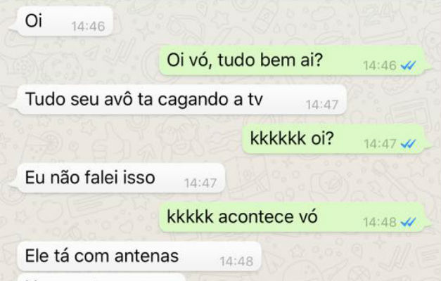 Avó se atrapalha com o WhatsApp e neto publica conversas no Facebook