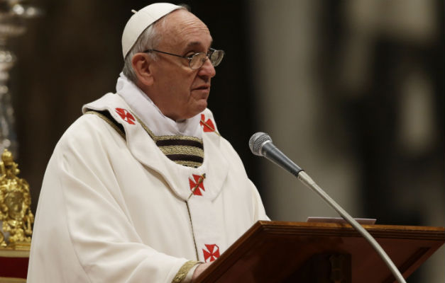 Papa Francisco realiza batismos durante vigília de Páscoa