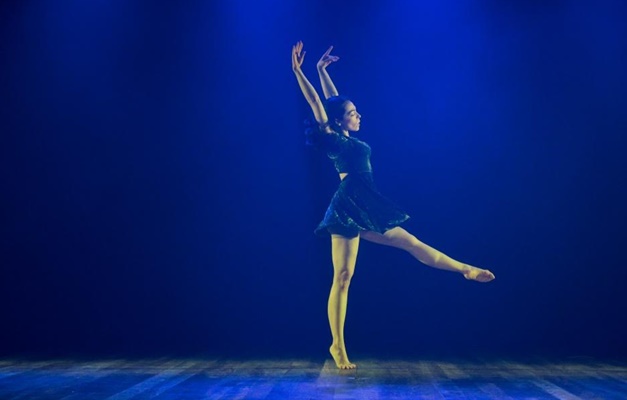 Bailarina Andrea Raw se apresenta pela primeira vez no Teatro Goiânia
