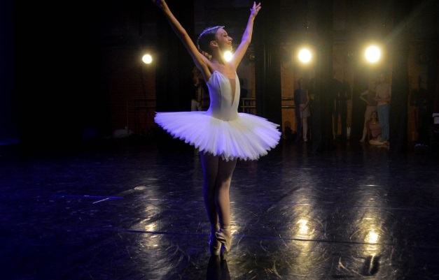 Bailarina goiana é finalista de importante festival de balé na Suíça
