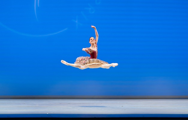 Bailarinos do Basileu França conquistam bolsas em maior competição de balé
