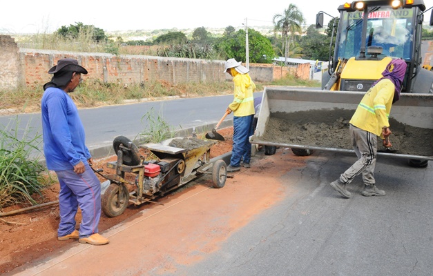 Bairros de Aparecida de Goiânia recebem serviços de manutenção e limpeza