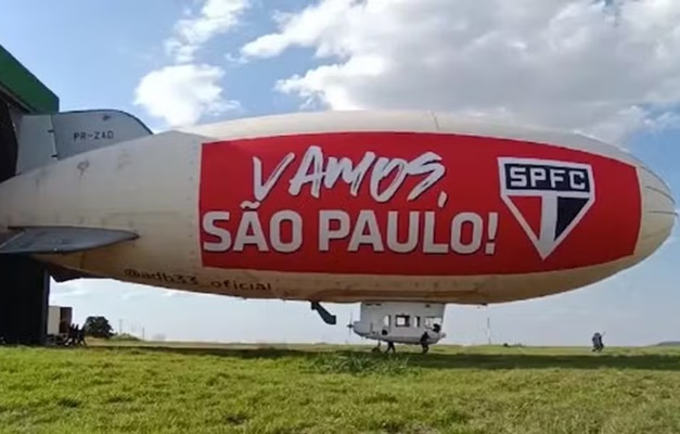 Balão dirigível com símbolo do São Paulo cai em Osasco