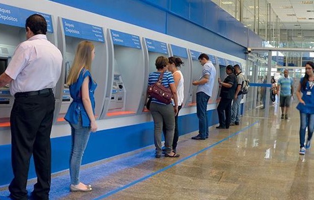 Bancos funcionam hoje e fecham nesta terça-feira e no dia 1º