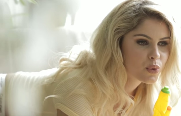 Bárbara Evans está na capa da revista VIP de janeiro