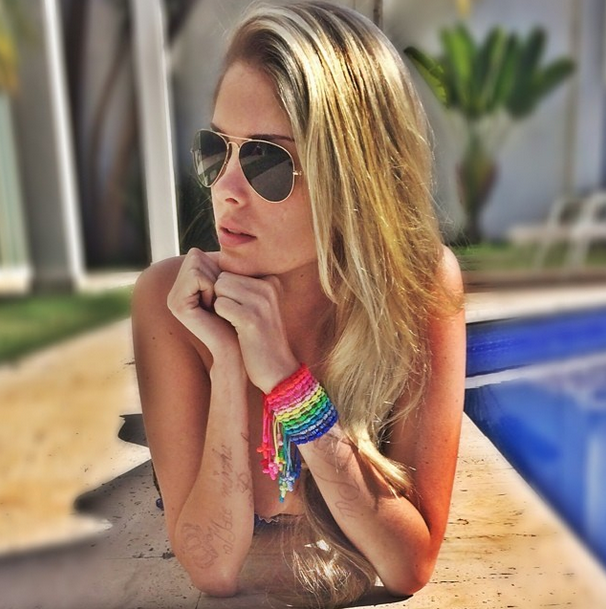 Bárbara Evans mostra resultado de tratamento para retirar tatuagens
