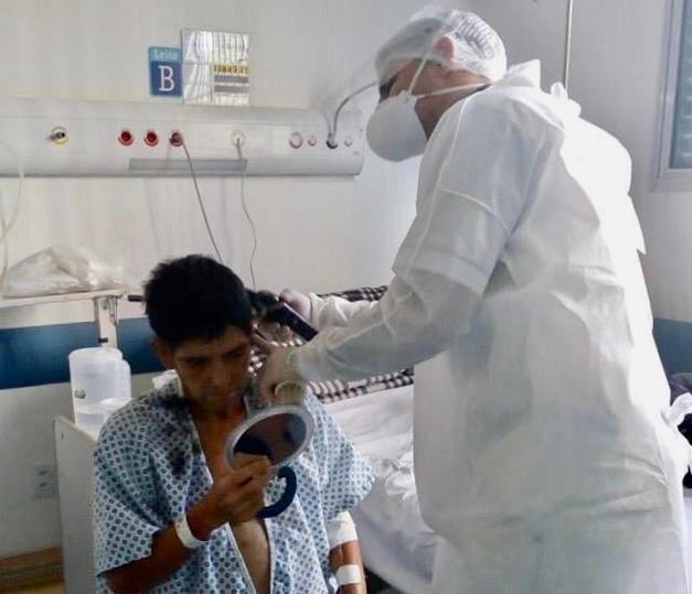 Barbeiros voluntários visitam e atendem pacientes internados no Hugo 