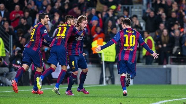 Barça perde chance de golear, mas vence Manchester City e avança às quartas