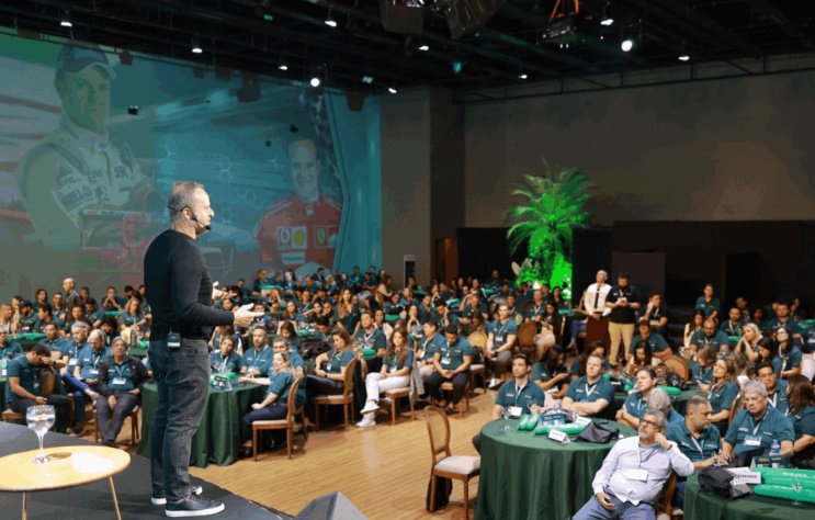 Barrichello inspira cooperativas no Conecta Uni e Troféu Colmeia em Goiânia