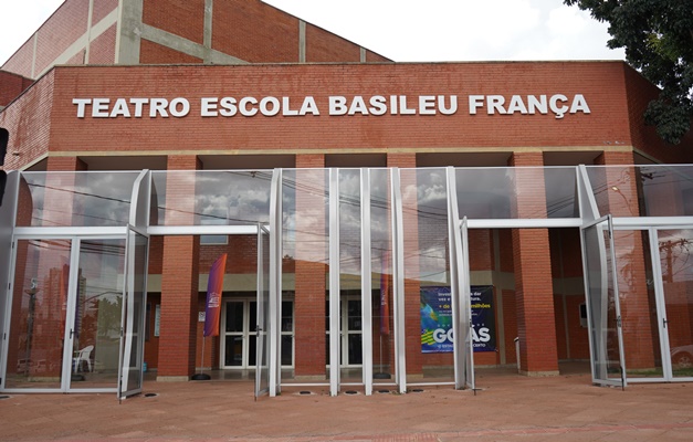 Basileu França abre vagas para cursos em Artes Visuais, Teatro e Música