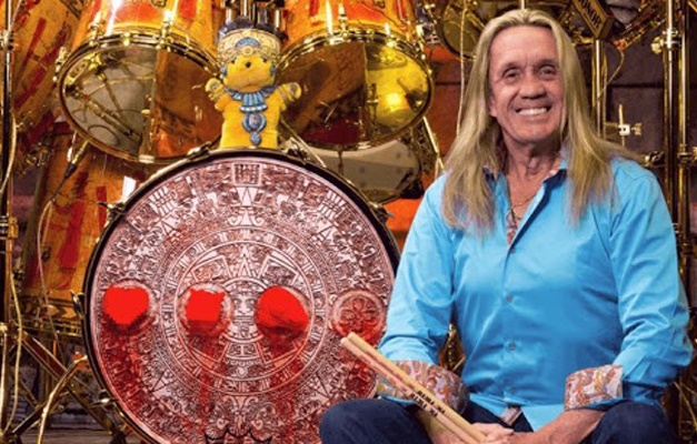 Baterista do Iron Maiden anuncia aposentadoria de turnês Baterista do Iron Maiden anuncia aposentadoria de turnês