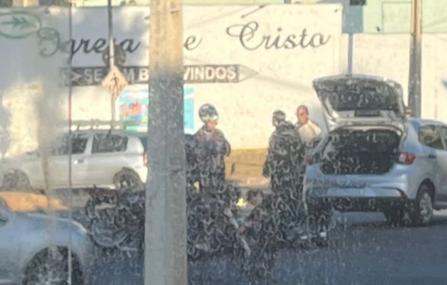 Batida entre carro e moto deixa trânsito lento no Setor Faiçalville