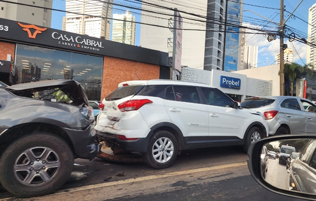 Batida entre carros gera engavetamento na Avenida Jamel Cecílio, em Goiânia