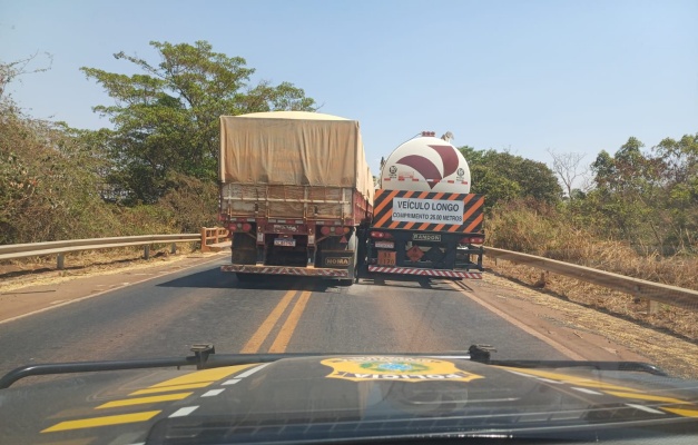 Batida entre dois caminhões interdita parcialmente a BR-452 em Rio Verde