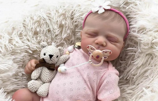Bebê reborn no SUS: Projeto de Lei pede multa para quem usar boneco para tentar prioridade