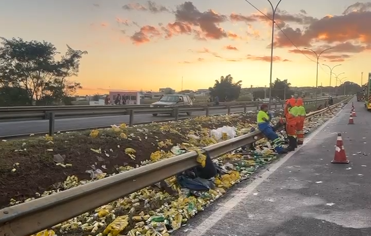 Bebidas caem na pista após motorista de caminhão evitar acidente em Anápolis