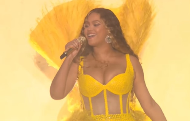 Beyoncé volta aos palcos após 4 anos em show em Dubai com cachê milionário