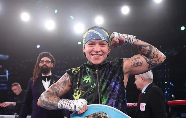 Bia Ferreira bate francesa e mantém cinturão de campeã mundial de boxe