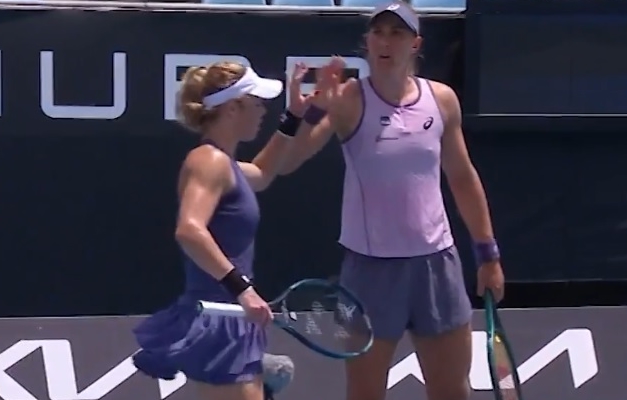 Bia Haddad e Laura Siegemund sofrem virada e dão adeus ao Australian Open