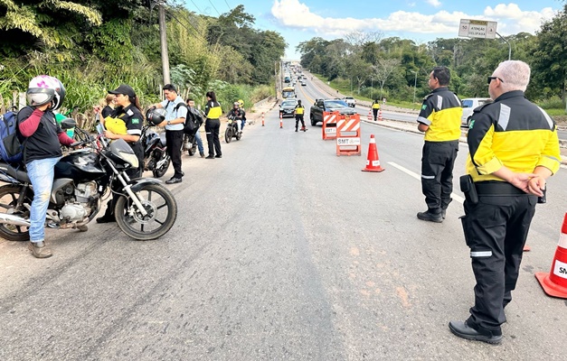 Blitz educativa aborda em Goiânia 50 motociclistas sobre celular e direção