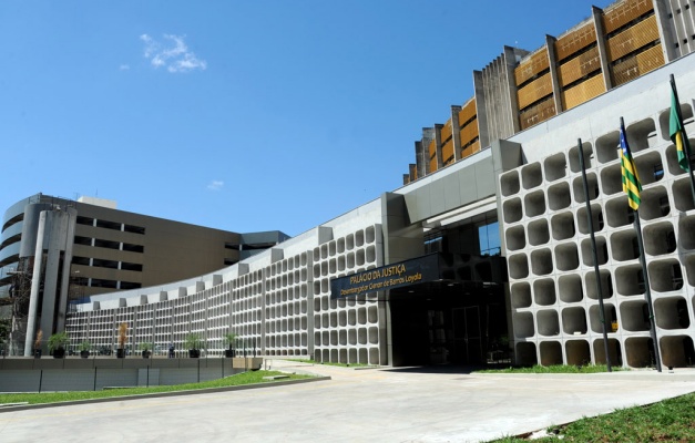 Bloco do TJGO é evacuado após queda do forro de gesso