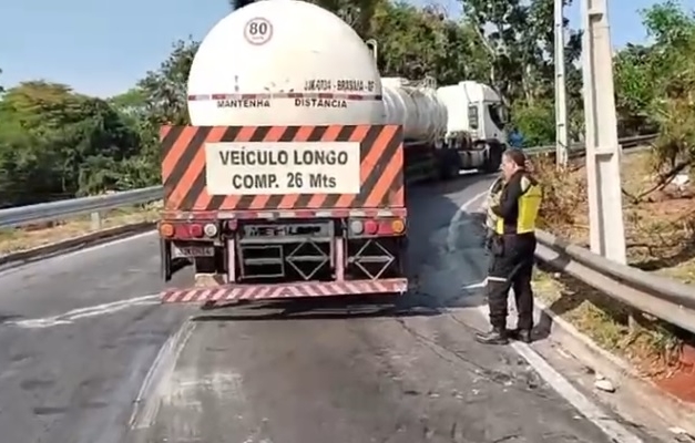 Bloqueio causado por carreta na alça da Marginal Botafogo completa 24 horas