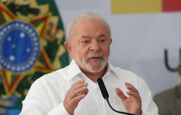 Boletim médico diz que Lula tirou dreno da cabeça e continua na UTI