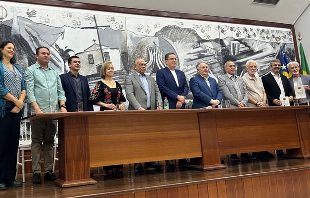 Bolsa e Poupança Escola permanecem relevantes, afirma Cristovam Buarque