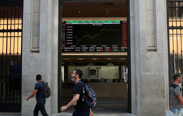 Bolsa sobe quase 2% e atinge maior nível em um mês e meio