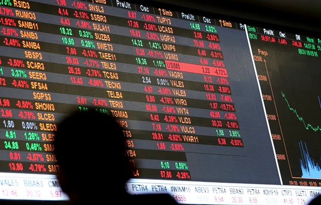 Bolsa volta a subir e atinge inéditos 153 mil pontos em dia de Copom