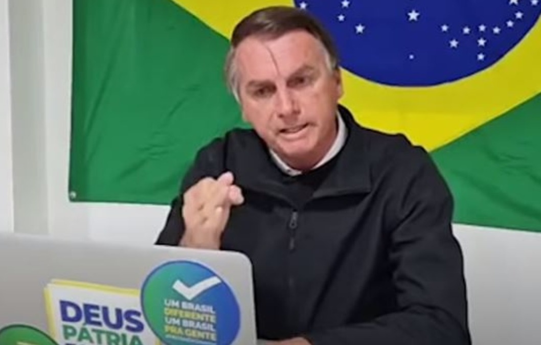 Bolsonaro abandona entrevista no programa 'Pânico' após pergunta sobre rachadinha
