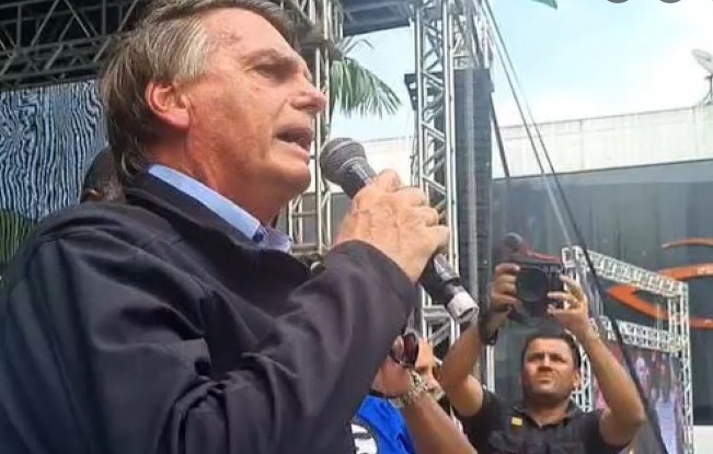Bolsonaro acena a evangélicos, mulheres e indecisos em ato na Baixada Fluminense