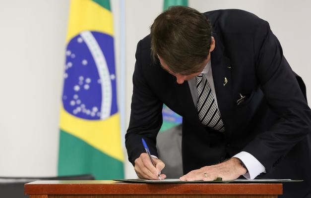 Bolsonaro assina decreto que regulamenta a Lei Aldir Blanc