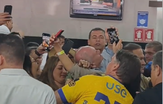 Bolsonaro atrai apoiadores para restaurante de Goiânia