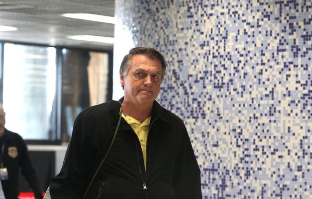 Bolsonaro atuou para vender joias e recebeu valores em dinheiro vivo, diz PF