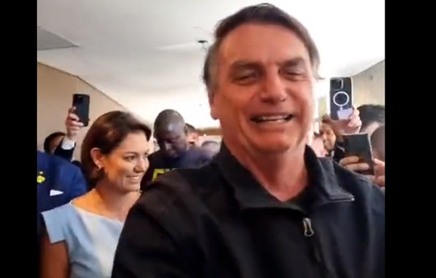 Bolsonaro chega ao Brasil após passar três meses nos Estados Unidos