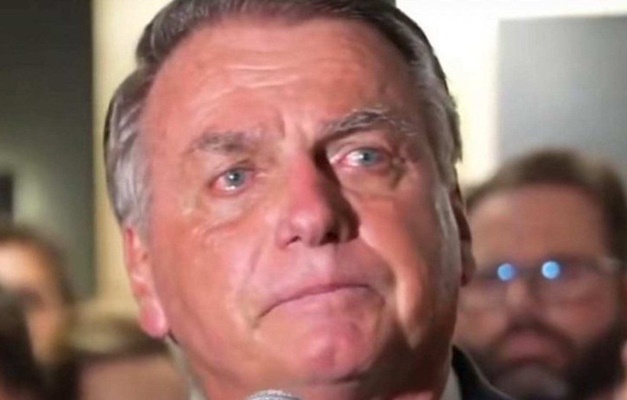 Bolsonaro chora e agradece a Trump por 'abraçar' Eduardo