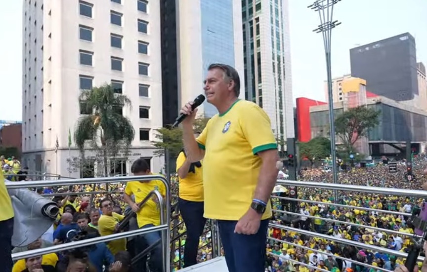 Bolsonaro chora em discurso na paulista e diz que foi eleito por 'falha no sistema'