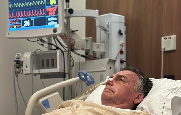 Bolsonaro começa dieta líquida após 17 dias internado, diz boletim médico