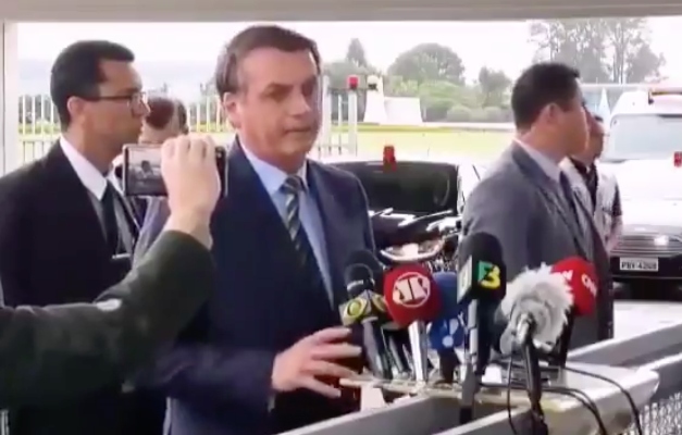 Bolsonaro compartilha vídeo criticando isolamento social