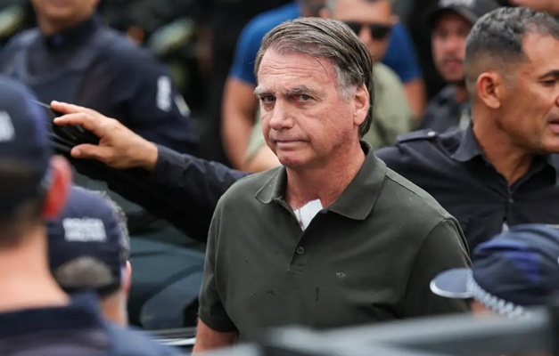 Bolsonaro culpa ‘paranoia’ e ‘alucinação’ por tentar violar tornozeleira