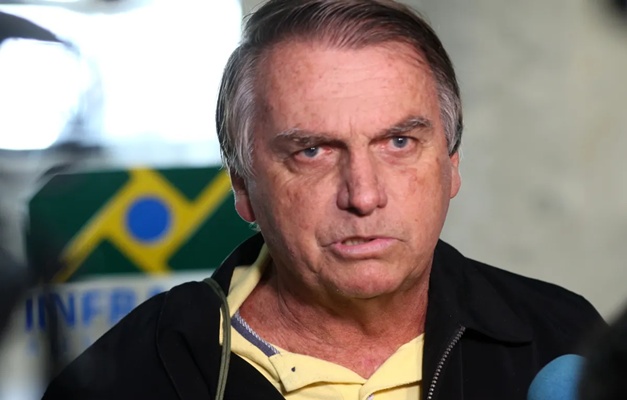 Bolsonaro deixa prisão domiciliar e vai a hospital para exames médicos