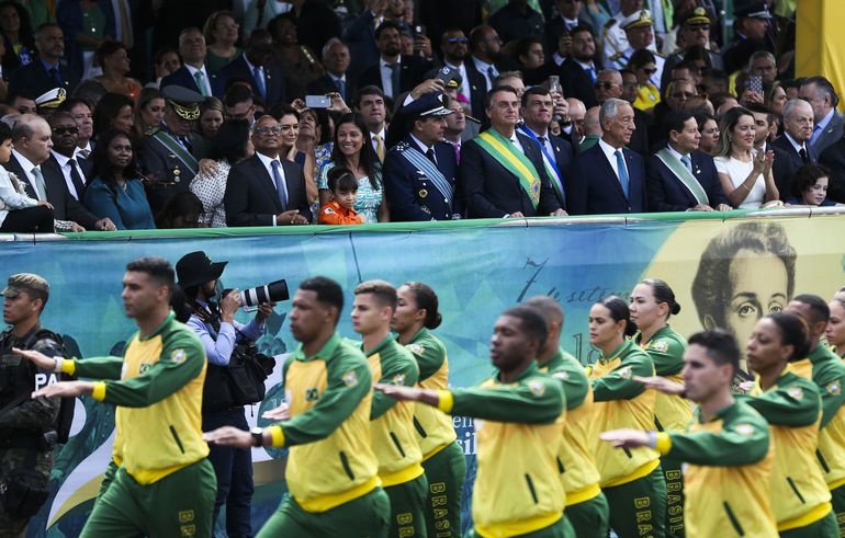 Bolsonaro discursa e manda recado a Fux, Pacheco e Lira, ausentes na Esplanada