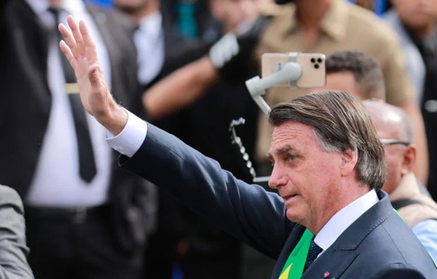 Bolsonaro diz que ato em Copacabana é para "preservar a democracia"