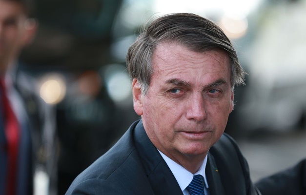 Bolsonaro diz que jornalistas são 'raça em extinção' e que ler jornal 'envenena'