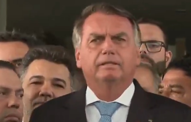 Bolsonaro diz ser alvo de acusações graves e infundadas e volta a atacar urnas