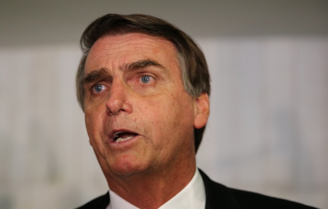 Bolsonaro é alvo de operação da PF e tem 24 horas para entregar passaporte