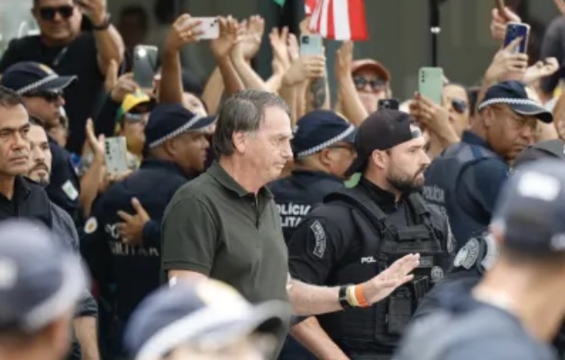 Bolsonaro é diagnosticado com anemia e pneumonia residual em Brasília