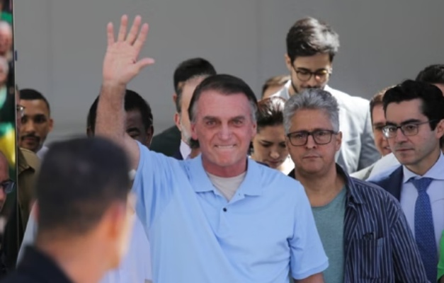 Bolsonaro é recebido por apoiadores após deixar hospital em Brasília